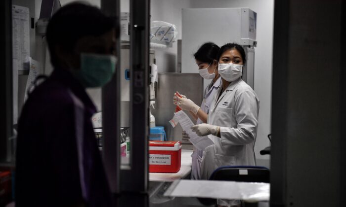 Técnicos de laboratorio registran muestras de víctimas potenciales del Nuevo Coronavirus en el Centro de Enfermedades Infecciosas Emergentes de Tailandia en la Universidad Chulalongkorn de Bangkok el 5 de febrero de 2020. (Lillian Suwanrumpha/AFP vía Getty Images)
BROTE DE CORONAVIRUS