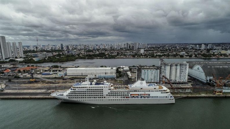 Fotografía fechada el 13 de marzo de 2020 tomada con un dron de un crucero de bandera bahameña aislado luego de que uno de los pasajeros presentó síntomas de coronavirus, en Recife (Brasil). EFE/ Peu Ricardo
