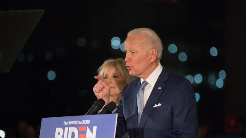 El candidato presidencial del Partido Demócrata Joe Biden (der.), acompañado por su esposa Jill Biden, habla en un evento de las primarias en el Centro Nacional de la Constitución en Filadelfia, Pensilvania, el 10 de marzo de 2020. (EFE/Tracie Van Auken)
