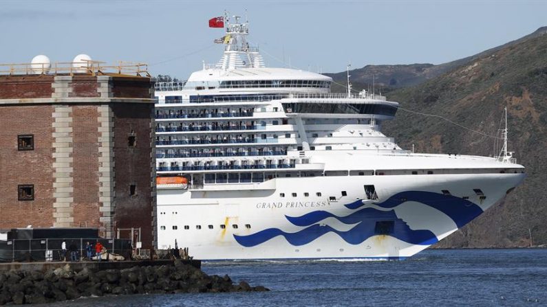 Crucero en Islas Caiman vuelve a Estados Unidos por casos de coronavirus. EFE/EPA/JOHN G. MABANGLO