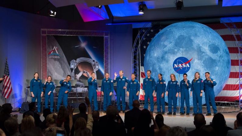 Fotografía del 10 de enero de 2020 cedida por la NASA donde se muestra a la nueva clase de astronautas. EFE/ James Blair/NASA 