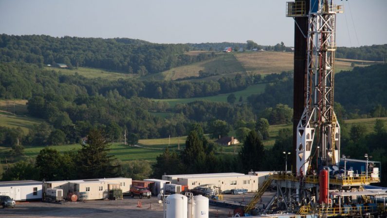 Una plataforma de fracking en un país rural, Pensilvania, el 11 de julio de 2013. (Samira Bouaou/The Epoch Times)