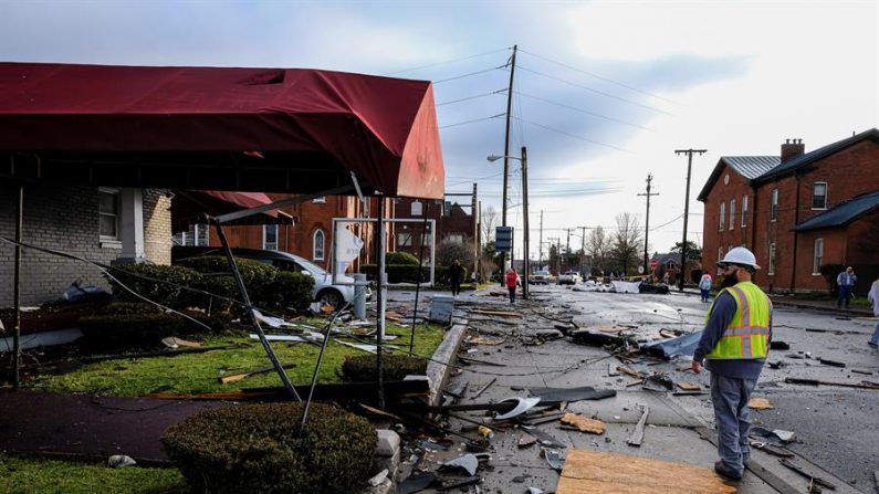 Los trabajadores revisan los daños en su vecindario en el Germantown son de Nashville, Tennessee, EE.UU., 03 de marzo de 2020. EFE/EPA/Rick Musachito
