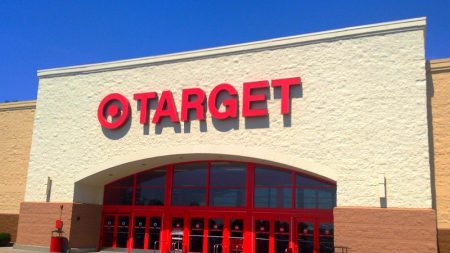 Target recorta el horario de su tienda y dedica una hora de compras para los clientes ancianos