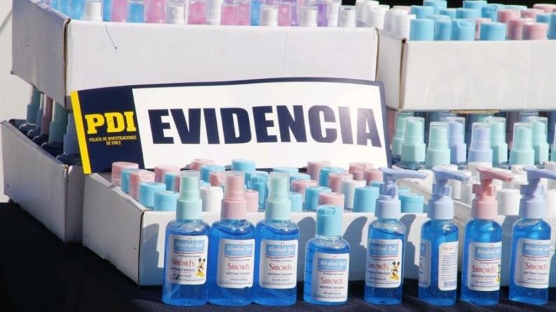 Fotografía cedida el 18 demarzo de 2020 por la Policía de Investigaciones de Chile (PDI) en la que se registraron decenas de botellas en las que se incautaron cerca de 3000 litros de un compuesto químico, supuestamente alcohol gel de defabricación artesanal sin las cualidades asépticas correspondientes. EFE/PDI