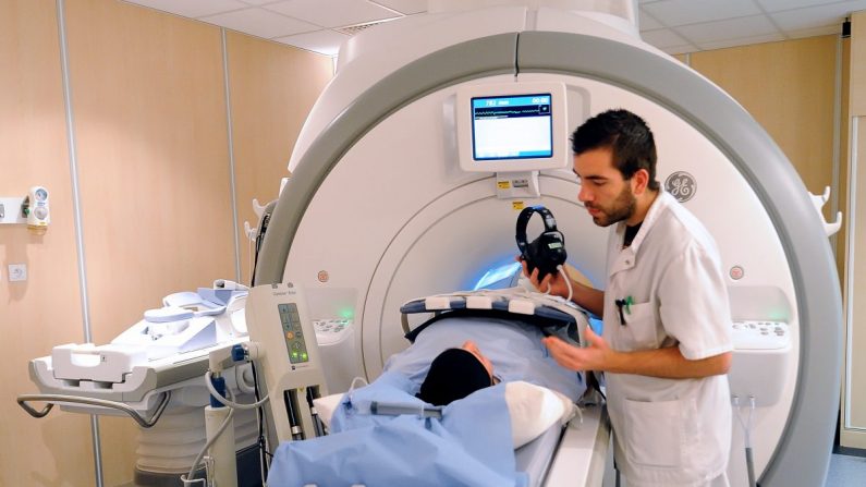 Un paciente se prepara para someterse a una resonancia magnética en el Centro Oscar Lambret de Lille, en el norte de Francia, una unidad médica regional especializada en el tratamiento del cáncer, el 6 de febrero de 2013. (Philippe Huguen/AFP/Getty Images)
