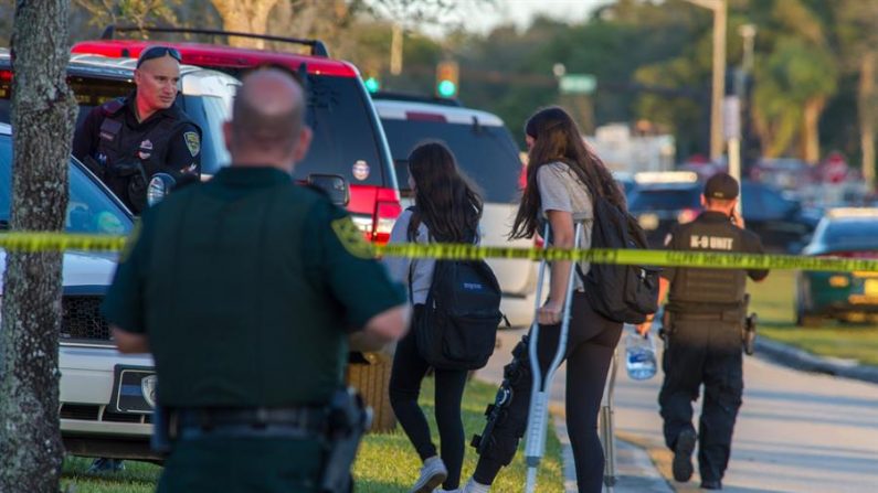 Miembros del personal de emergencias ayudan a varios estudiantes en el lugar del tiroteo registrado el 14 de febrero de 2018 en la escuela secundaria Marjory Stoneman Douglas de la ciudad de Parkland, en el sureste de Florida (Estados Unidos). EFE/Giorgio Viera/Archivo
