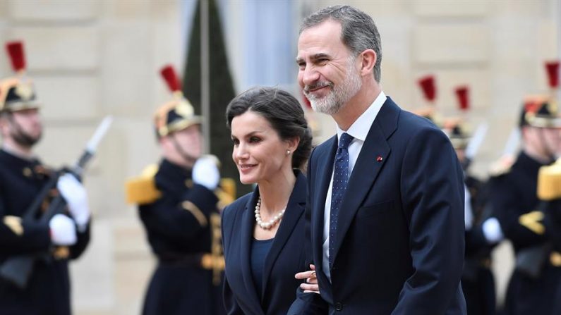 El rey Felipe y la reina Letizia el pasado miércoles en París. EFE/EPA/Julien de Rosa