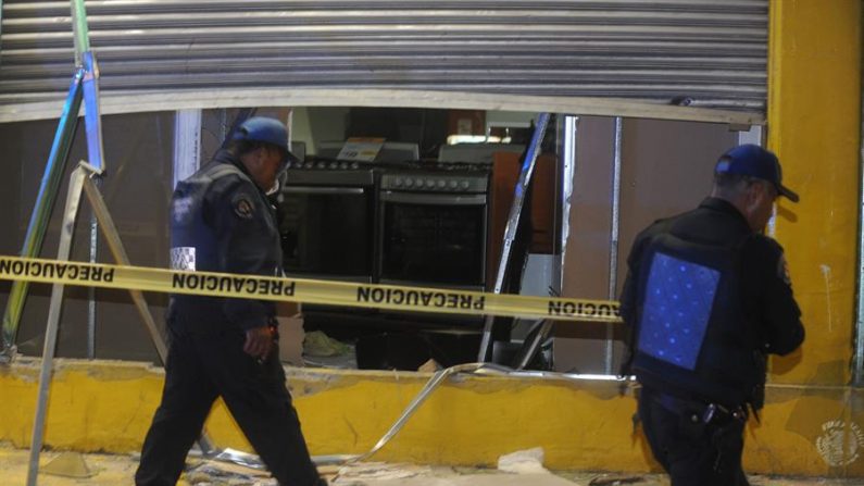 Policías estatales custodian una tienda de autoservicio que fue saqueada en Ecatepec, Estado de México, (México). EFE/Archivo
