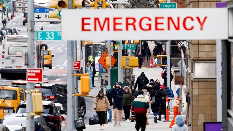 Un cartel a la entrada de la sala de emergencias del hospital del Centro de Salud de NYU Langone en la ciudad de Nueva York, EE.UU., 16 de marzo de 2020. EFE/EPA/JUSTIN LANE
