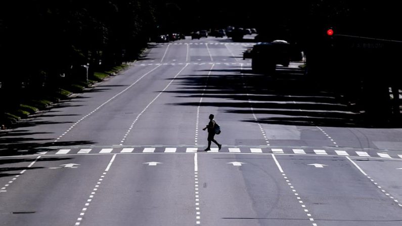 Un hombre cruza por una céntrica avenida este viernes en Buenos Aires (Argentina). EFE/ Juan Ignacio Roncoroni
