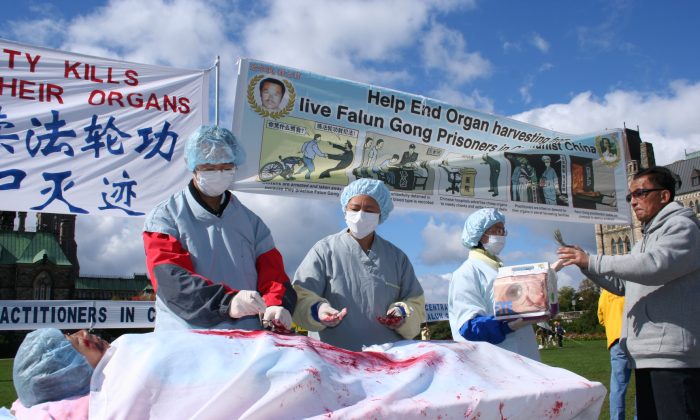 Una recreación de la sustracción de órganos en China a practicantes de Falun Gong, durante un mitin en Ottawa, Canadá, 2008. (The Epoch Times)