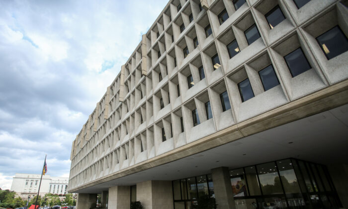 El edificio del Departamento de Salud y Servicios Humanos en Washington el 14 de agosto de 2018. (Samira Bouaou/The Epoch Times)
