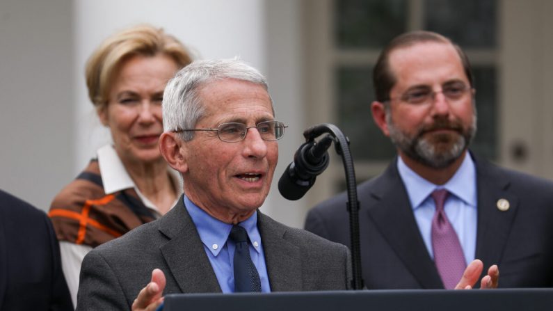 El director del Instituto Nacional de Alergia y Enfermedades Infecciosas Anthony Fauci, acompañado por funcionarios y líderes empresariales, habla con los medios de comunicación después de que el presidente Donald Trump anunciara una emergencia nacional con respecto al virus del PCCh en el Jardín de Rosas de la Casa Blanca en Washington el 13 de marzo de 2020. (Charlotte Cuthbertson/The Epoch Times)
