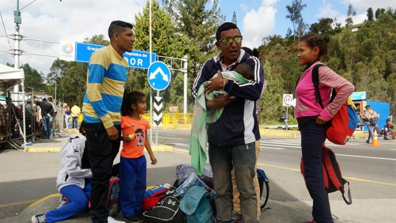 En la imagen, ciudadanos venezolanos descansan luego de cruzar desde Colombia a Ecuador por el puente internacional de Rumichaca. EFE/Winston Viracachá/Archivo
