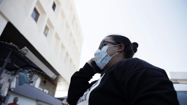 Una mujer usa una mascarilla este lunes mientras camina por las calles de San José (Costa Rica). EFE/Jeffrey Arguedas
