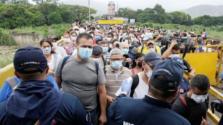 Colombia cierra frontera con Venezuela y restringe viajeros de Europa y Asia