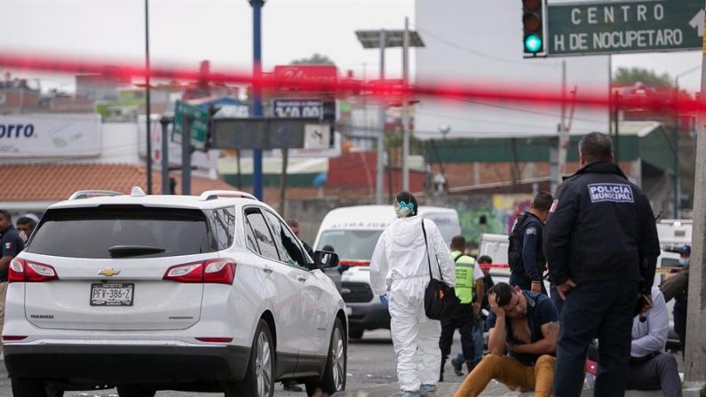 Peritos forenses laboran el 10 de marzo de 2020 en la zona donde fue asesinado el diputado local, Erik Juárez Blanquet, en la ciudad de Morelia, en el estado de Michoacán (México). EFE/ Ivan Villanueva
