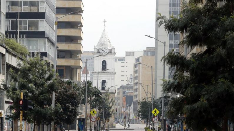 Vista general de una calle normalmente muy transitada en el centro de la ciudad, durante el "simulacro vital" de aislamiento que comenzó este viernes, en Bogotá (Colombia). EFE/ Mauricio Dueñas Castañeda
