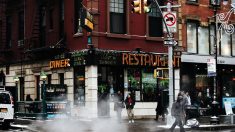 La ciudad de Nueva York también ordena el cierre de bares y restaurantes