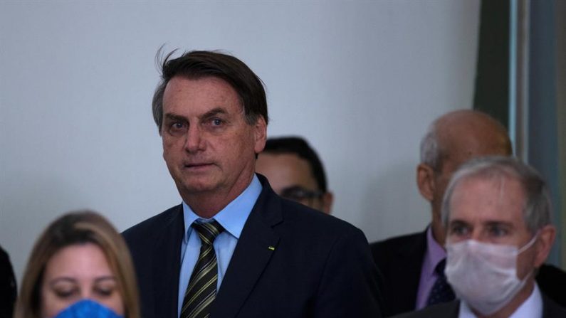 BRASILIA (BRASIL), 23/03/2020.- El Presidente de Brasil Jair Bolsonaro durante una reunión con los gobernadores para definir estrategias para combatir el virus del PCCh, este lunes, en la ciudad de Brasilia (Brasil).EFE/ Joédson Alves
