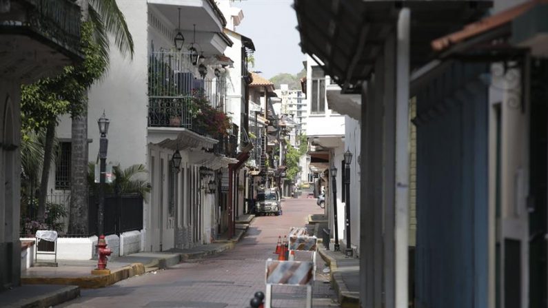 Vista general de una calle este jueves, durante el segundo día cuarentena total en el país, en Ciudad de Panamá (Panamá). EFE/ Carlos Lemos
