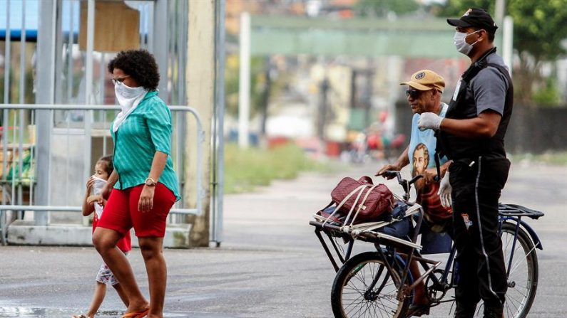 Personas sin hogar llegan al estadio de fútbol Mangueirão este domingo como refugio parte de las medidas de prevención contra la propagación del coronavirus, en la ciudad de Belém do Pará, en la Amazonía (Brasil). EFE/RAIMUNDO PACCÓ
