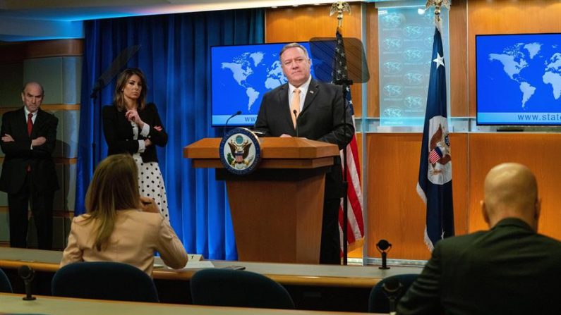 Fotografía cedida este martes por el Departamento de Estado estadounidense en la que se registró al secretario de Estado, Mike Pompeo, durante una rueda de prensa, en Washington (EE.UU.). EFE/Ronny Przysucha
