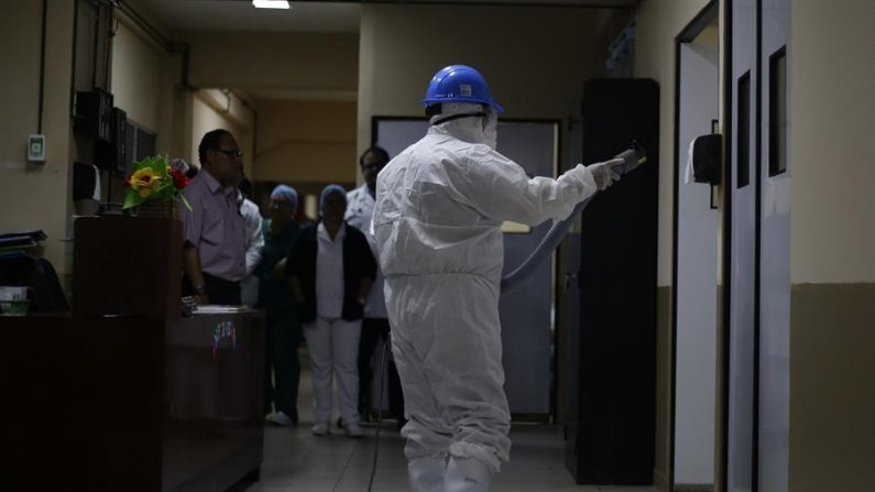 Trabajadores participan en una jornada de sanitización, limpieza y desinfección para prevenir el virus Coronavirus (COVID-19) en la red pública de hospitales este miércoles, en San Salvador (El Salvador). EFE/Rodrigo Sura
