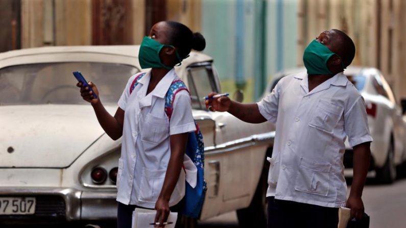 Estudiantes de ciencias médicas participan en un pesquisaje médico en busca de personas con síntomas de COVID-19 el 28 de marzo de 2020 en un barrio de La Habana (Cuba). EFE/FELIPE BORREGO/Archivo