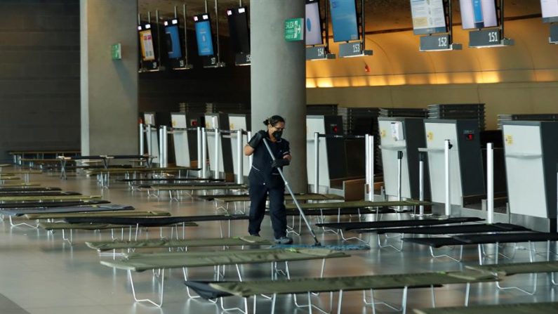 Trabajadores limpian y desinfectan una sala especial habilitada para viajeros en el aeropuerto internacional El Dorado, en Bogotá (Colombia). EFE/Mauricio Dueñas Castañea/Archivo