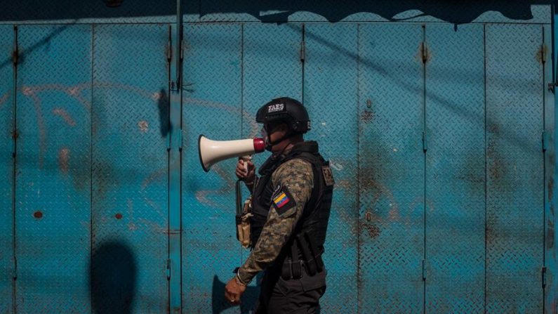 Miembros de las Fuerzas de Acciones Especiales (FAES) patrullan el sector de Petare, verificando que transeúntes usen tapabocas este lunes, en Caracas (Venezuela). EFE/ Miguel Gutiérrez