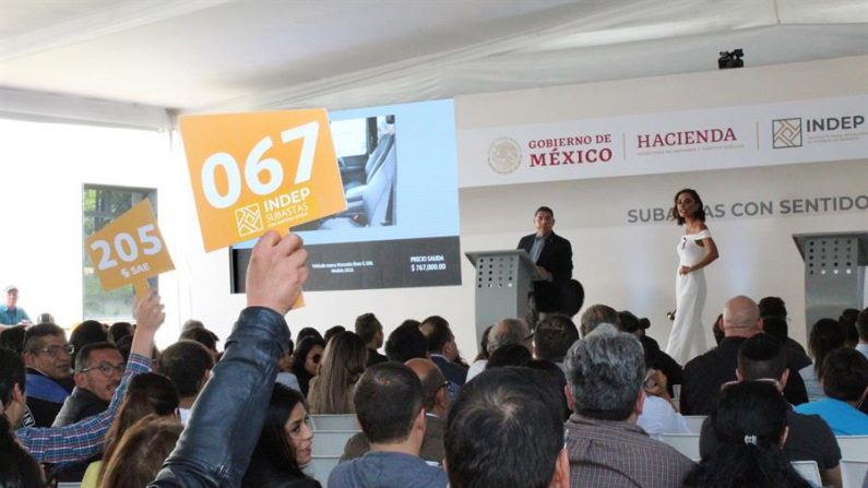 Fotografía fechada el día 8 de marzo, que muestra un aspecto de una subasta en el Centro Cultural Los Pinos en Ciudad de México (México). EFE/Presidencia 

