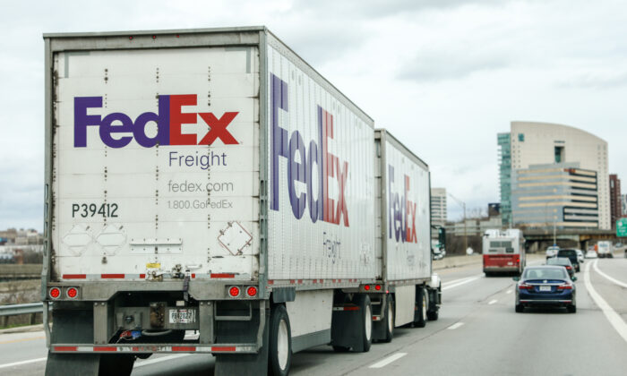 Camión de FedEx atraviesa Columbus, Ohio, el 20 de marzo de 2020. (Charlotte Cuthbertson/The Epoch Times)