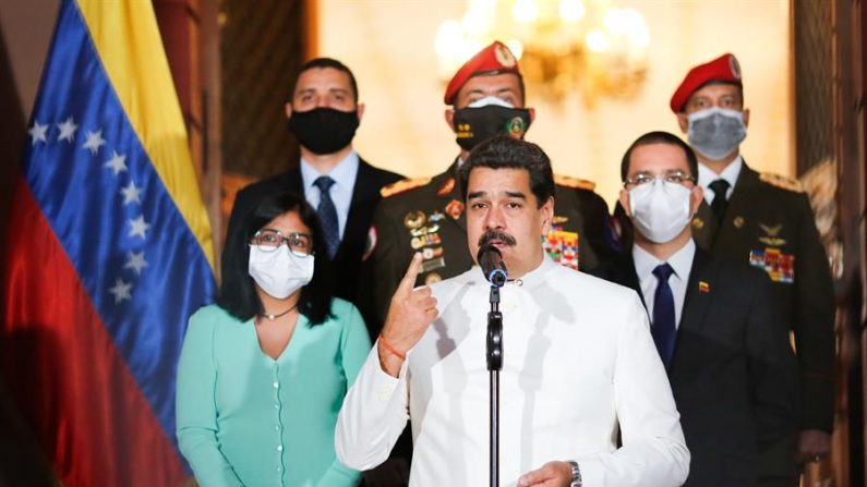 Fotografía cedida por el Palacio Presidencial de Miraflores que muestra a Nicolás Maduro, durante una declaración acompañado de Delcy Rodríguez (izq.) Jorge Arreaza (2-der.), 30 de marzo. (EFE/PALACIO DE MIRAFLORES)