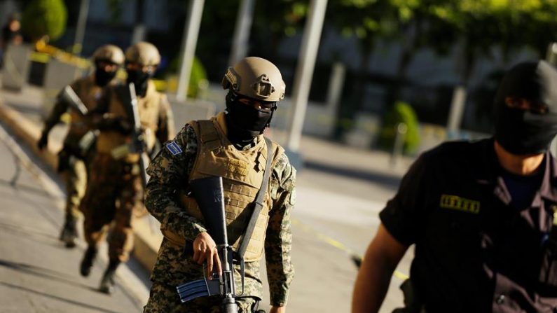 Militares patrullan las calles este domingo, en San Salvador (El Salvador). EFE/ Rodrigo Sura
