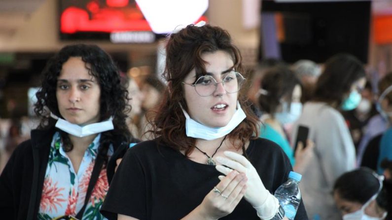 Viajeros esperan un vuelo de repatriación a España de parte de la aerolínea Iberia este domingo. Imagen de contexto. EFE/ Elías L. Benarroch
