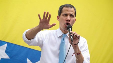 Guaidó anuncia bono de 100 dólares para sanitarios, al margen del régimen