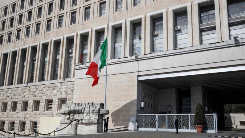 Se izan banderas a media asta en ciudades de toda Italia para conmemorar a las víctimas del virus del PCCh. EFE/EPA/GIUSEPPE LAMI