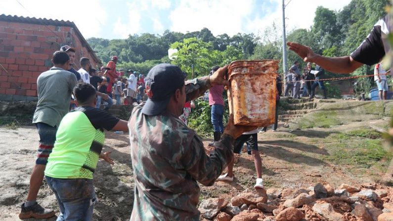 Vista este miércoles de habitantes y bomberos buscando a los desaparecidos tras el derrumbe en el "Morro do Macaco Molhado", en Guarujá (Brasil). EFE/ Fernando Bizerra