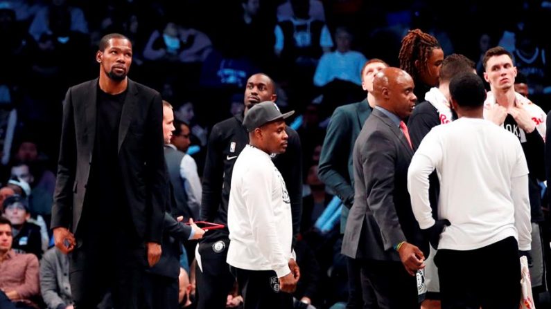 En la imagen, el jugador de los Nets de Brooklyn Kevin Durant (i). EFE/Jason Szenes/Archivo
