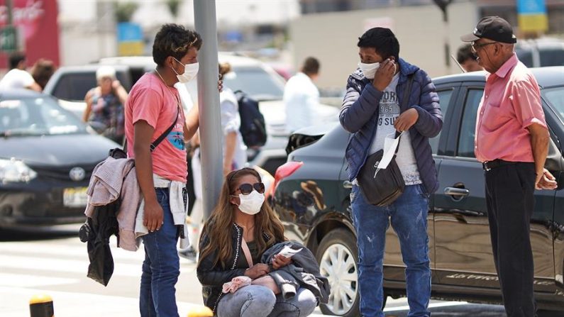 Un grupo de personas fue registrado el pasado miércoles al utilizar tapabocas, como medida de protección por el virus del PCCh, a las afueras de uno de los terminales del Aeropuerto Internacional Jorge Chávez, en Lima (Perú). EFE/Christian Ugarte
