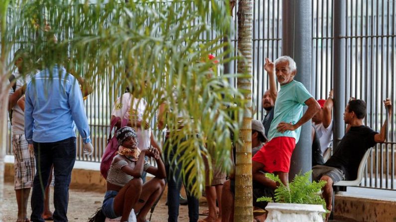 Personas sin hogar llegan al estadio de fútbol Mangueirão este domingo parte de las medidas de prevención contra la propagación del virus del PCCh, en la ciudad de Belém do Pará, en la Amazonía (Brasil). EFE/RAIMUNDO PACCÓ
