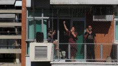 Pareja de cantantes de ópera ofrece conciertos desde balcón a vecinos en Río de Janeiro