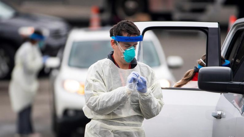 El personal médico y los voluntarios del Hospital Nacional de Niños realizan pruebas a los niños, que llegaron con una referencia médica, para detectar el virus del PCCh en un sitio de pruebas de conducción en Washington, DC, EE.UU. EFE/EPA/Jim Lo Scalzo
