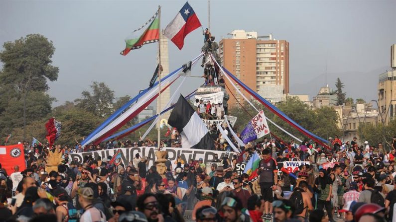 Un grupo de personas se reúnen para protestar en la Plaza Italia, el 17 de enero de 2020 en Santiago (Chile). EFE/ Elvis González/Archivo
