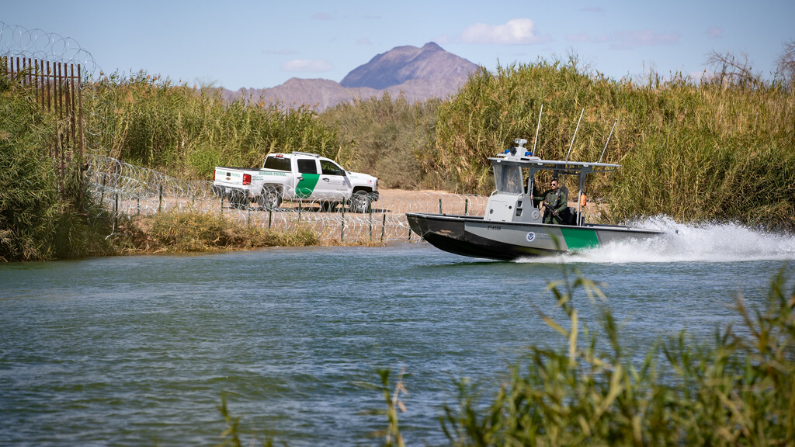 Oficiales de la Patrulla Fronteriza rescatan a joven hondureña en Río Grande. (Créditos: CBP)
