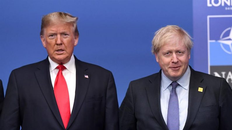 El presidente de los Estados Unidos, Donald Trump (R), posa con el Primer Ministro británico Boris Johnson durante la Cumbre de la OTAN en Londres, Gran Bretaña, el 4 de diciembre de 2019. EFE/EPA/FACUNDO ARRIZABALAGA/Archivo
