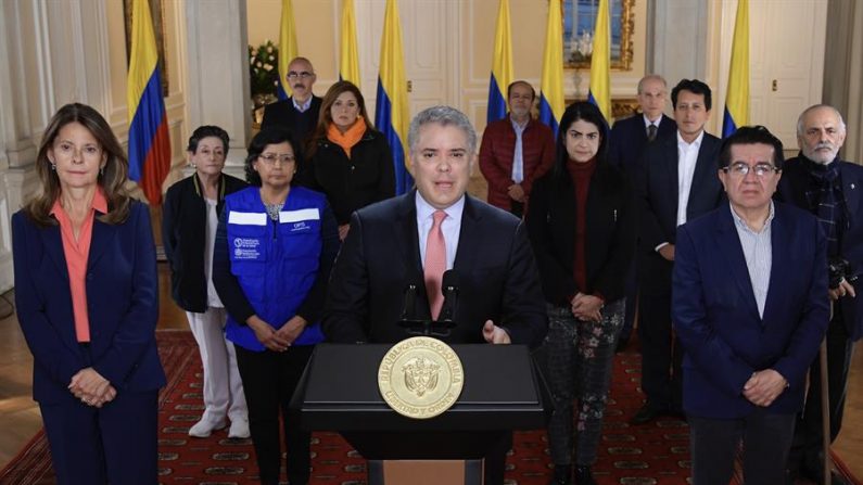 Fotografía cedida por la presidencia de Colombia del mandatario colombiano, Iván Duque (c), junto a la vicepresidente de Colombia, Marta Lucia Ramírez (i), y el ministro de Salud y Protección Social, Dr. Fernando Ruiz Gómez, mientras ofrece un mensaje este viernes, en Bogotá (Colombia). EFE/ Efraín Herrera Presidencia de Colombia.