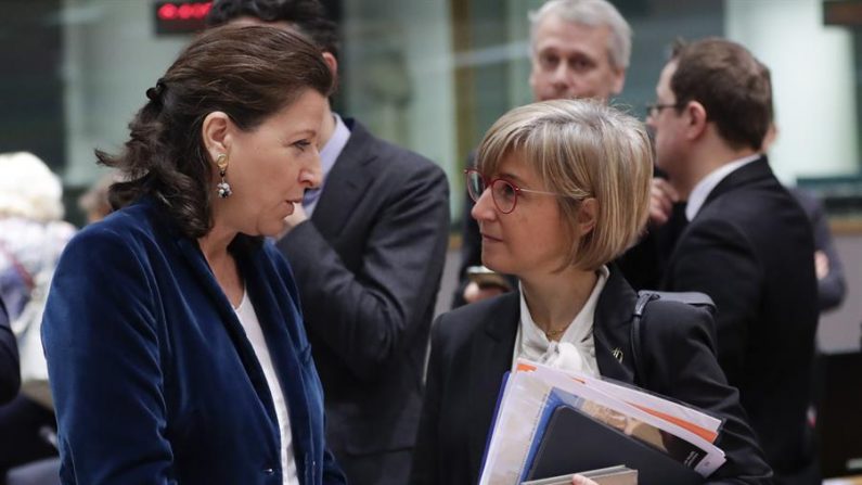 La ministra francesa de Sanidad Agnes Buzyn (i) y la de Portugal, Marta Temido (d) en una cumbre extraordinaria de ministros de la UE sobre el coronovirus, celebrada el pasado mes de febrero en Bruselas. EFE/EPA/OLIVIER HOSLET/Archivo